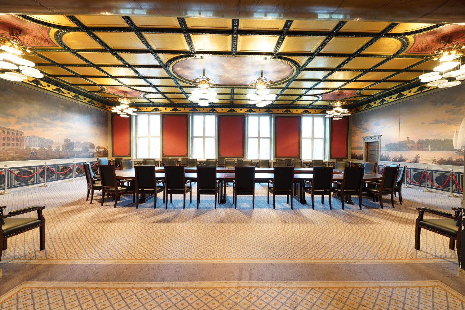 Großer Saal mit goldenen Decke