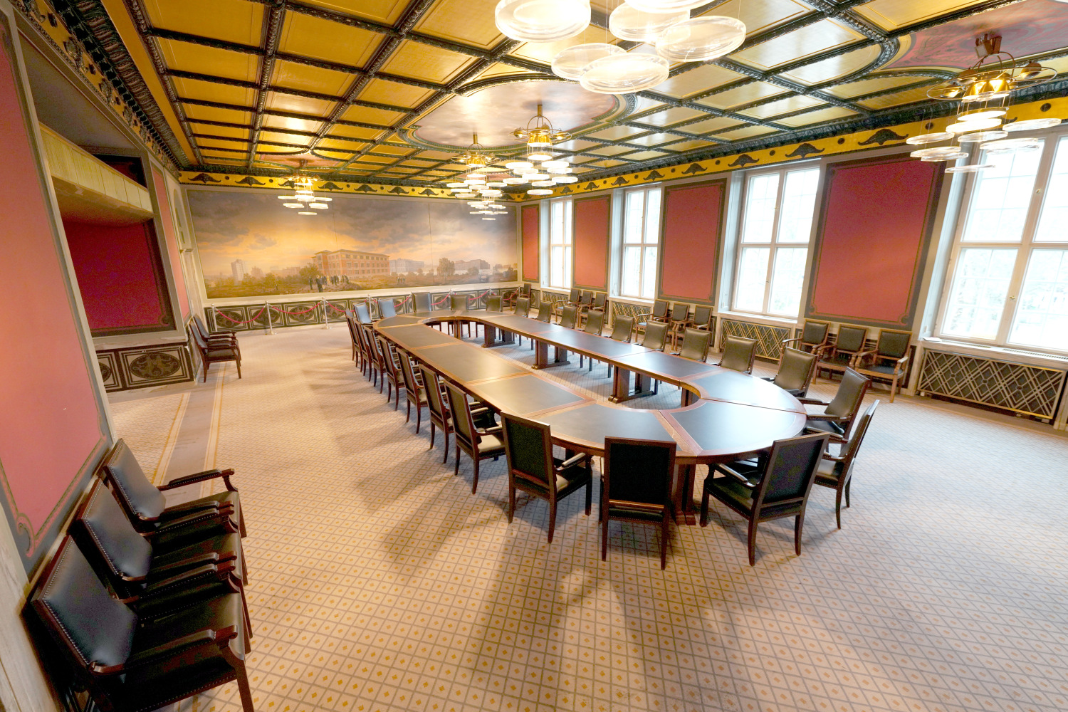 Großer Saal mit goldenen Decke