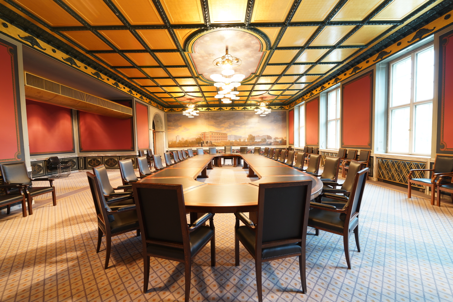 Großer Saal mit goldenen Decke