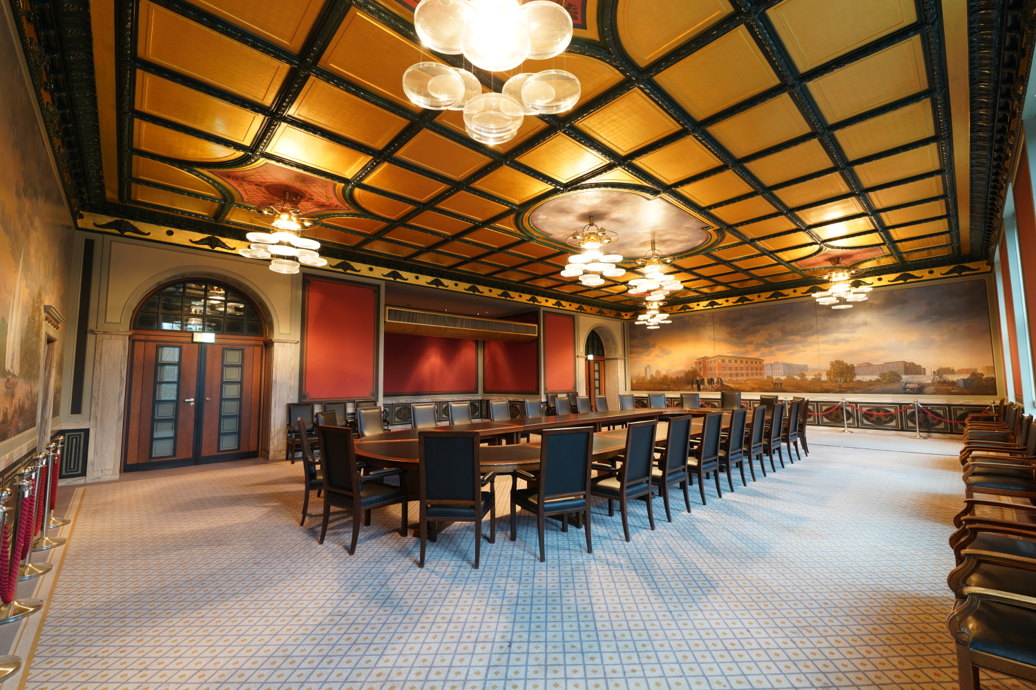 Großer Saal mit goldenen Decke
