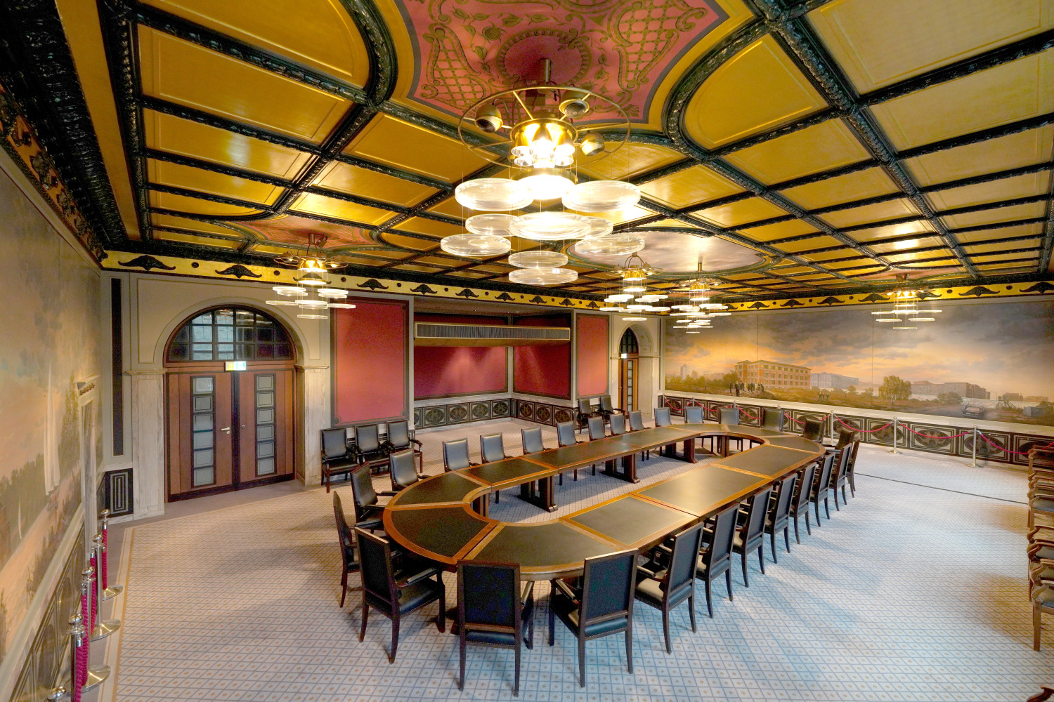 Großer Saal mit goldenen Decke