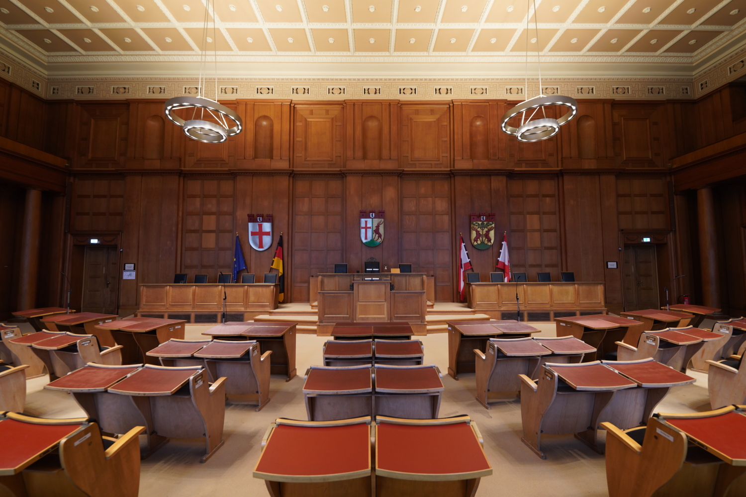 Großer Saal mit alten Stühlen, die richtung Podest gerichtet sind