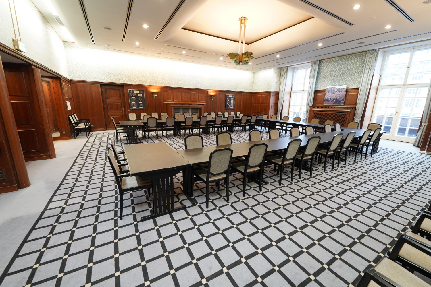 großer Saal mit Tischen und Stühlen