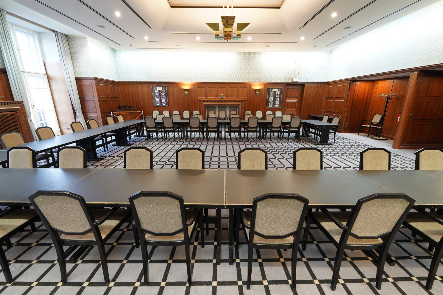 großer Saal mit Tischen und Stühlen