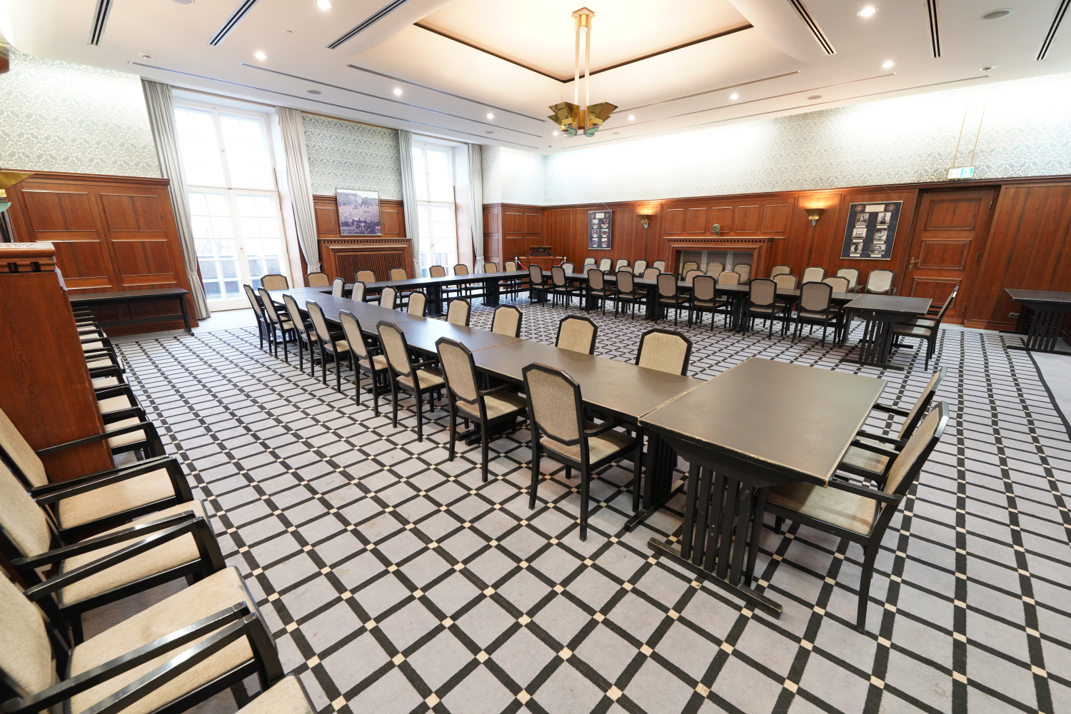 großer Saal mit Tischen und Stühlen