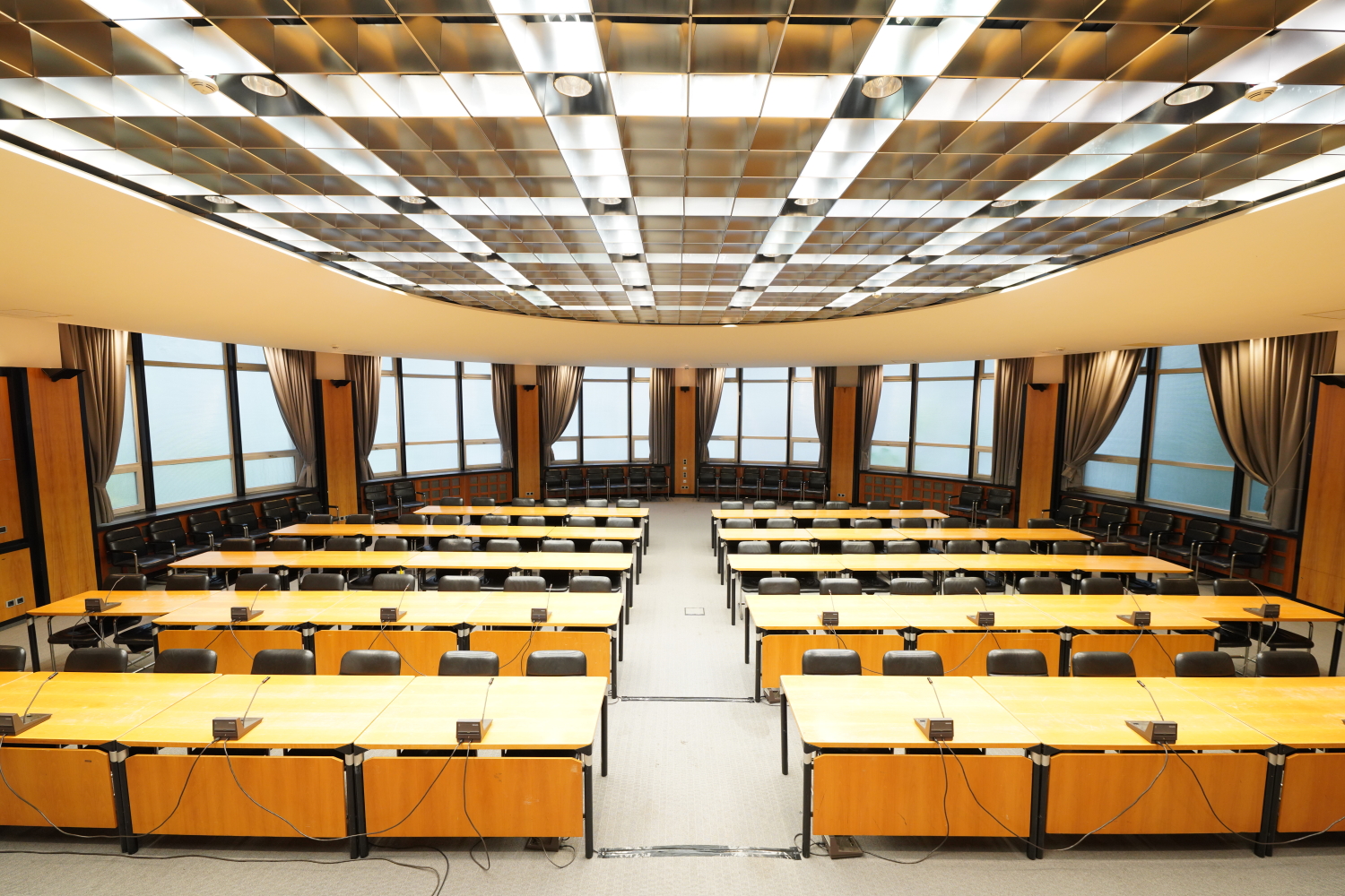 Großer Saal mit Tischen und Stühlen