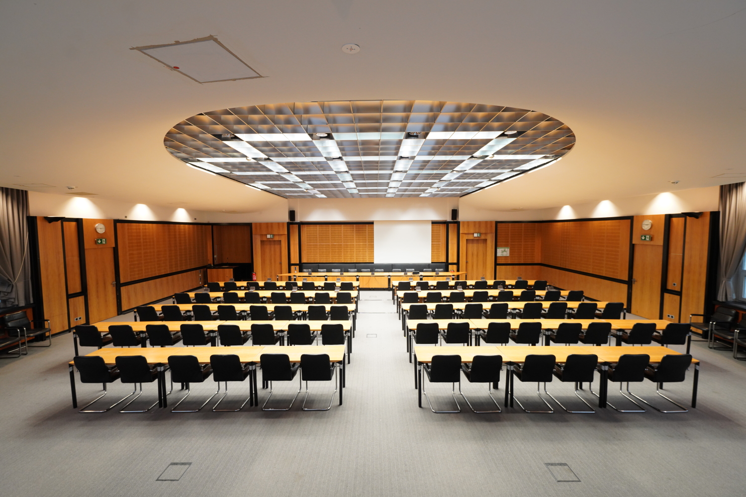 Großer Saal mit Tischen und Stühlen