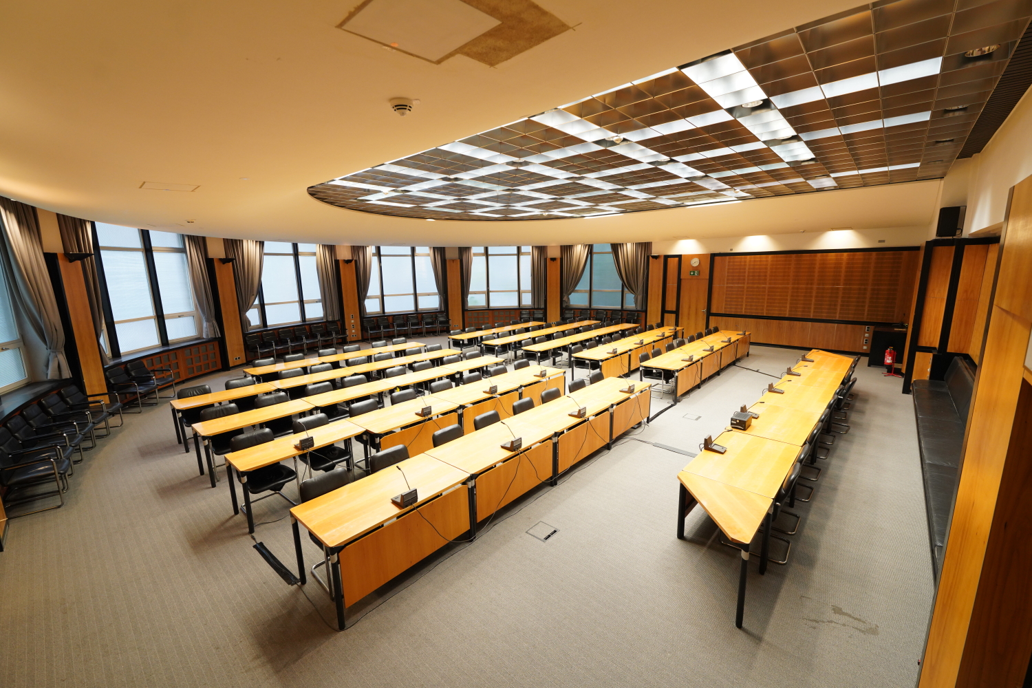 Großer Saal mit Tischen und Stühlen