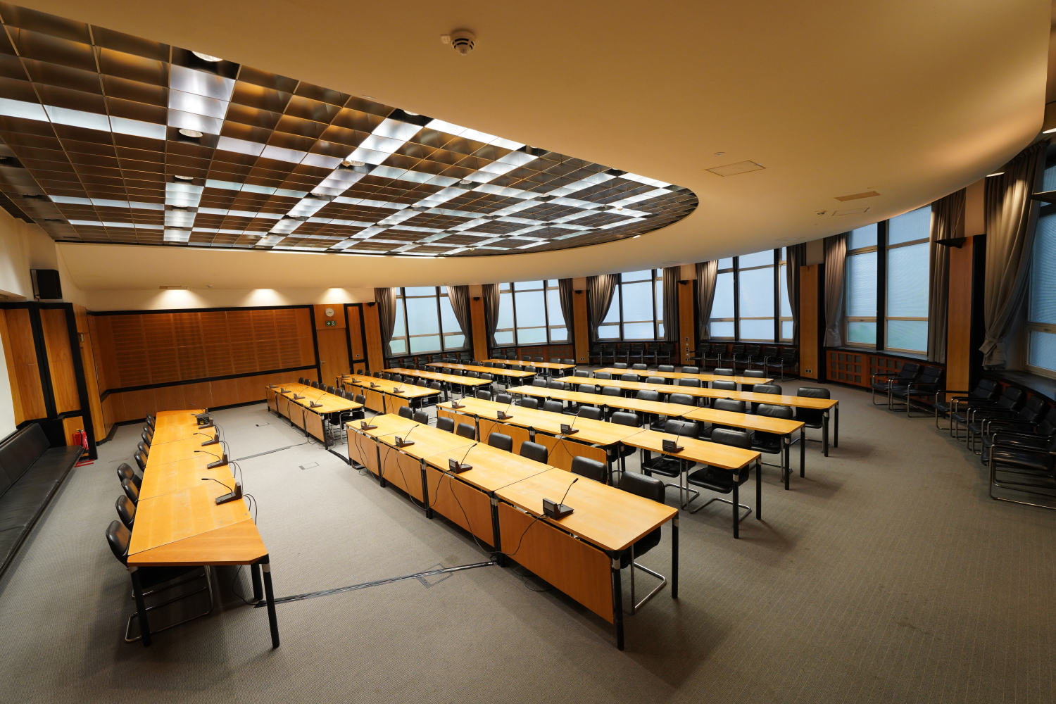 Großer Saal mit Tischen und Stühlen