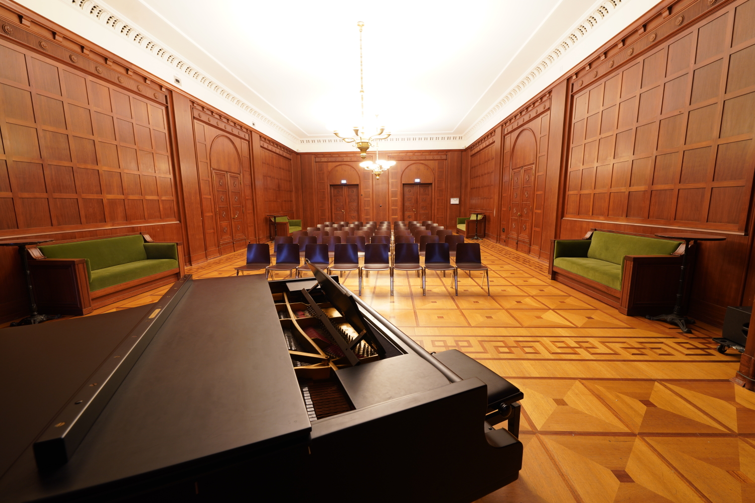 Großer Saal mit Stühlen
