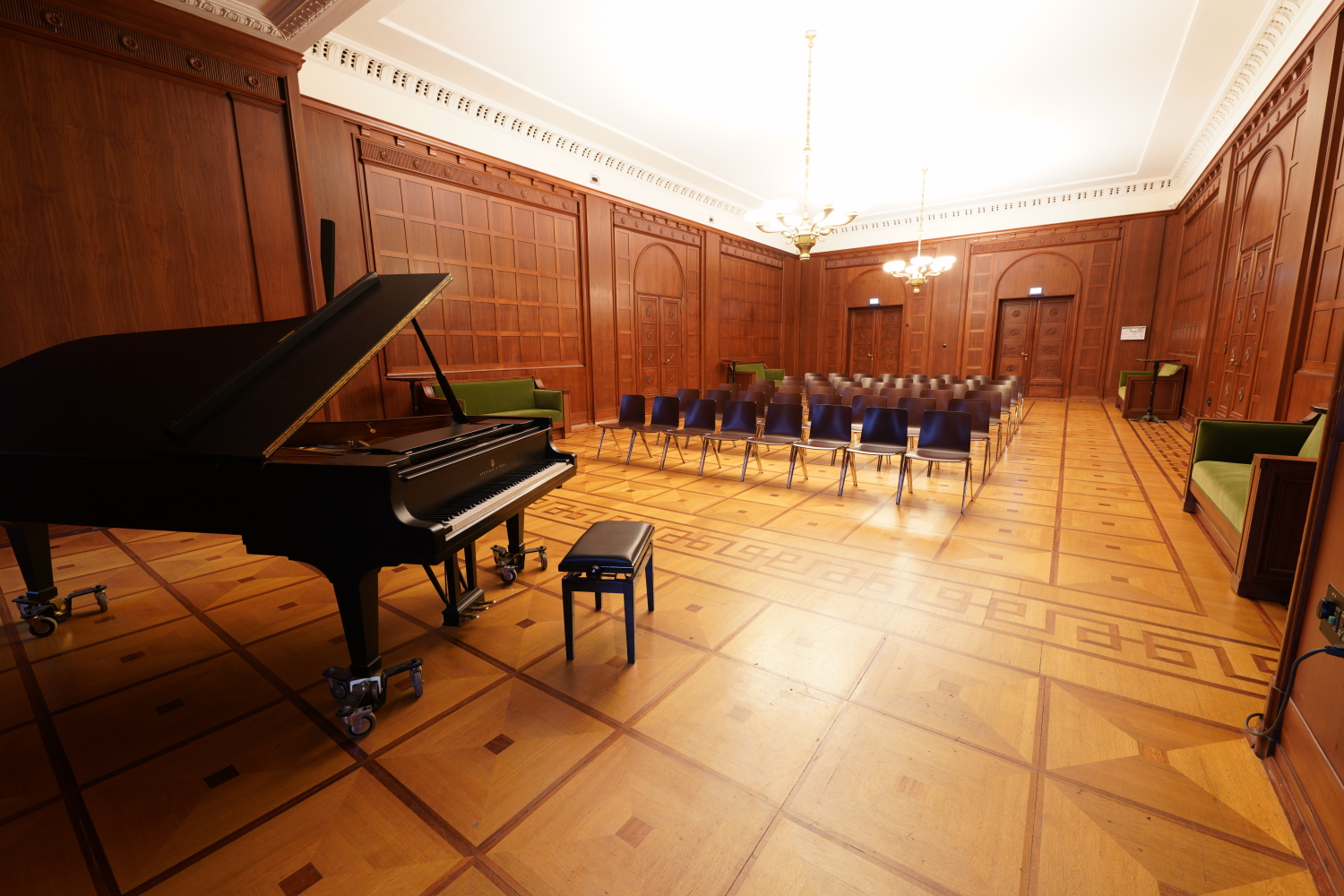 Großer Saal mit Stühlen