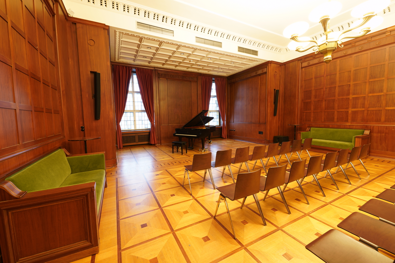 Großer Saal mit Stühlen