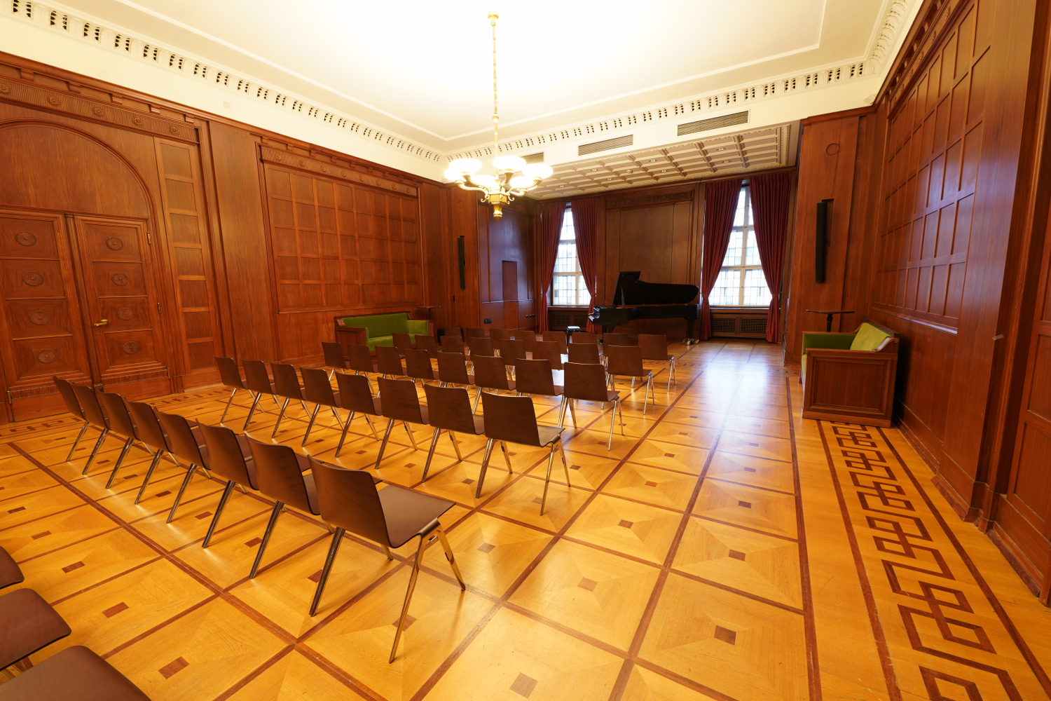 Großer Saal mit Stühlen