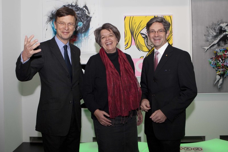 Gruppenfoto von Laudator Dr. Matthias von Bismarck-Osten, Jurymitglied Annette Hertlein (SPD) und Bezirksstadtrat Oliver Schworck (SPD)
