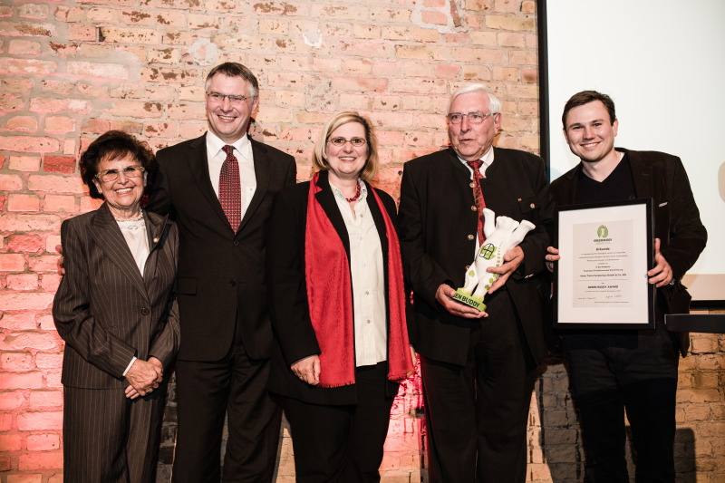 Bezirksbürgermeisterin Angelika Schöttler mit den Preisträgern von Timm Fensterbau