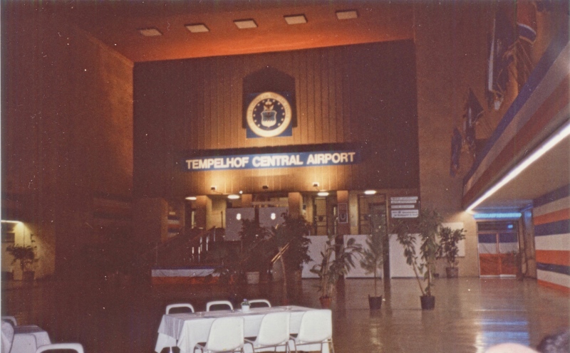 Großer Raum mit Tischen und Stühlen