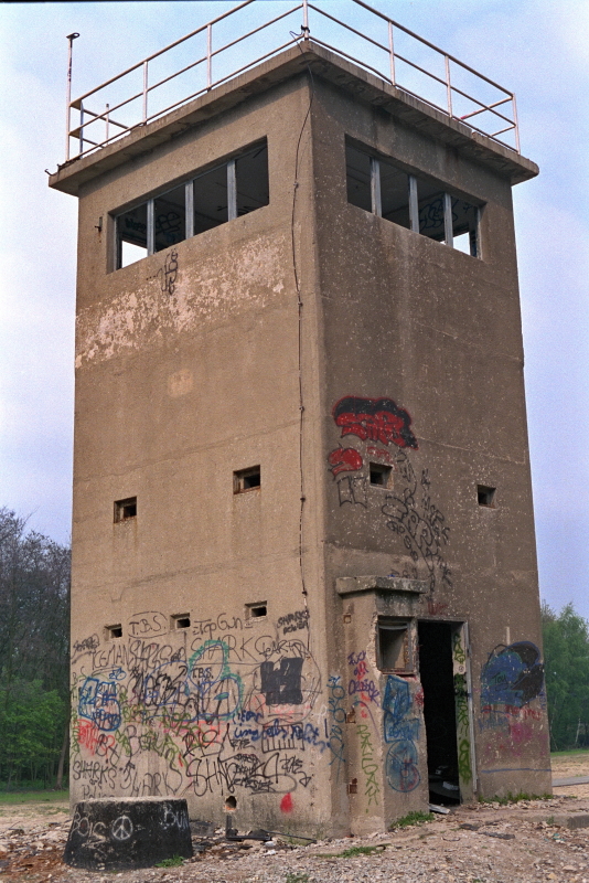 ein baufälliger vierseiteiger Turm