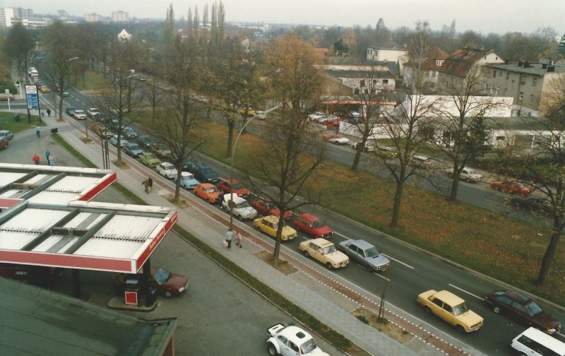 Viele Autos fahren auf einer Straße.