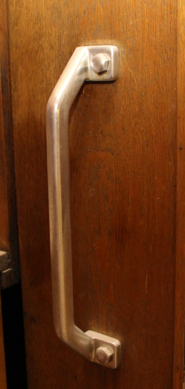 Griff zur Ein- und Aussteigehilfe des Paternosters im Rathaus Schöenberg