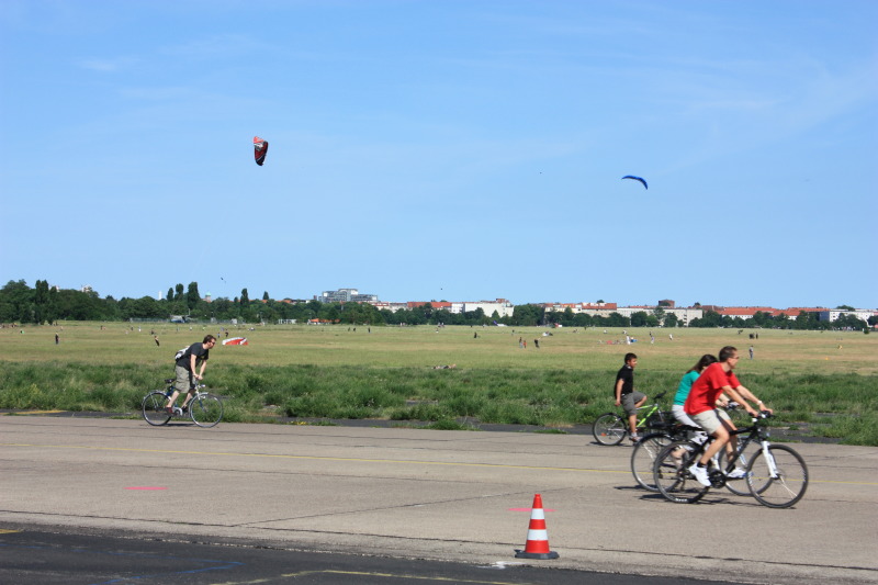 Fahrrad fahren auf dem Tempelhofer Feld