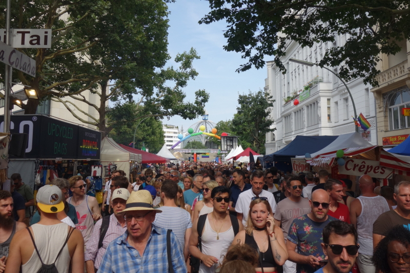 Besucher_innen des Lesbisch-Schwulen Stadtfestes
