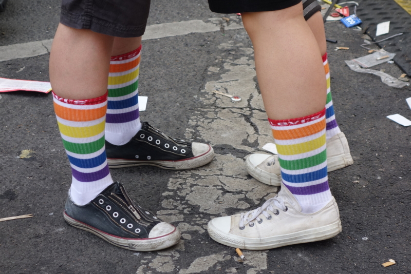 Zwei Regenbogen-Socken-Träger_innen