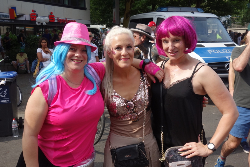 Bunt gekleidete Besucher_innen des Lesbisch-Schwulen Stadtfestes