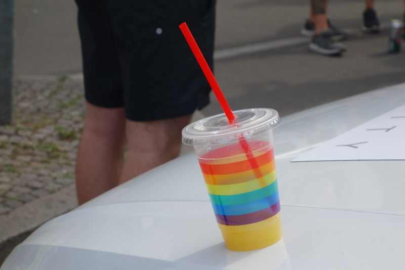 Trinkbecher in Regenbogenfarben