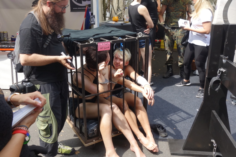 Zwei Menschen sitzen freiwillig in einem Käfig