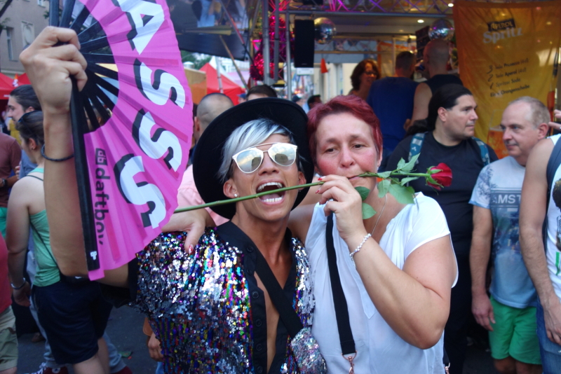 Besucher_innen des Lesbisch-Schwulen Stadtfestes