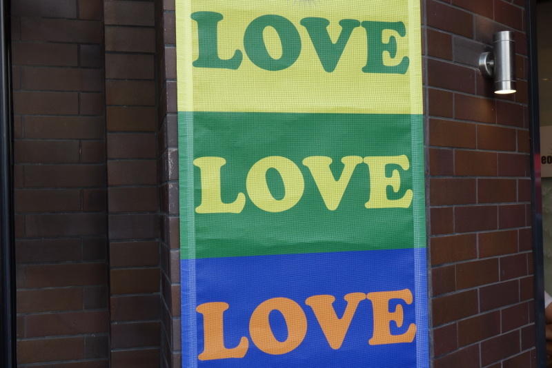 Dreimal das Wort Love in bunt