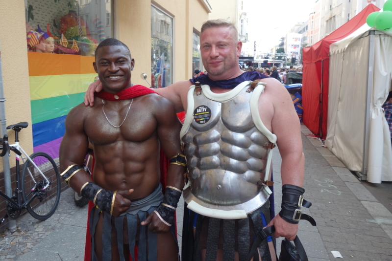 Besucher_innen des Lesbisch-Schwulen Stadtfestes in römischen Rüstungen