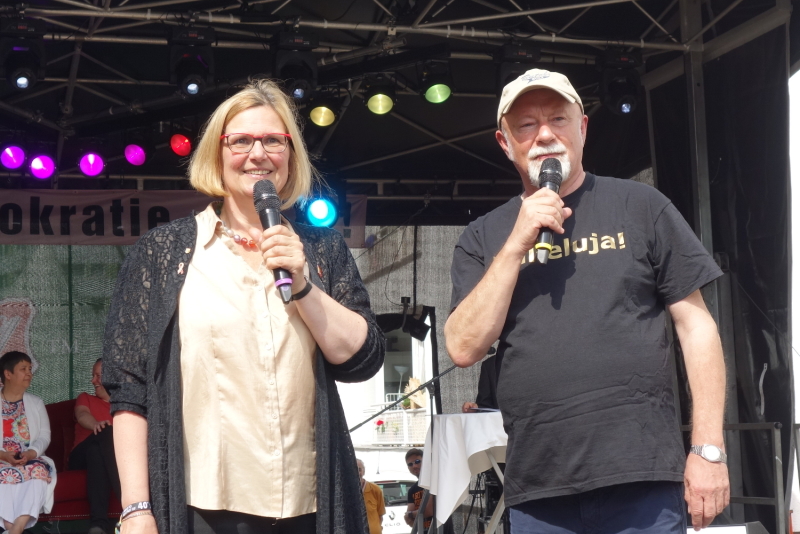 Bezirksbürgermeisterin Angelika Schöttler und Gerhard Hoffmann begrüßen die Gäste des Lesbisch-schwulen Stadtfestes