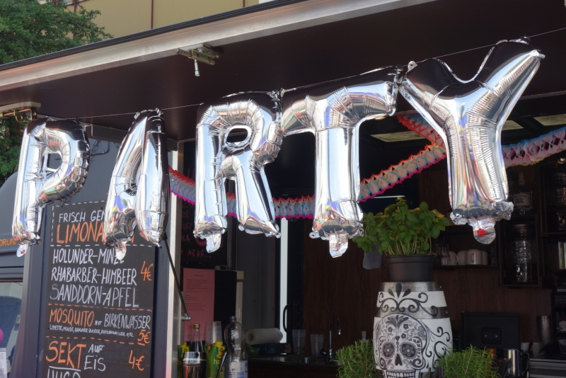 Luftballons in Buchstaben-Form bilden das Wort Party
