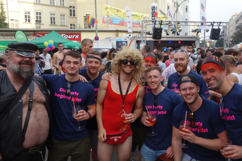 Junggesellen-Abschied auf dem Lesbisch-schwulen Stadtfest