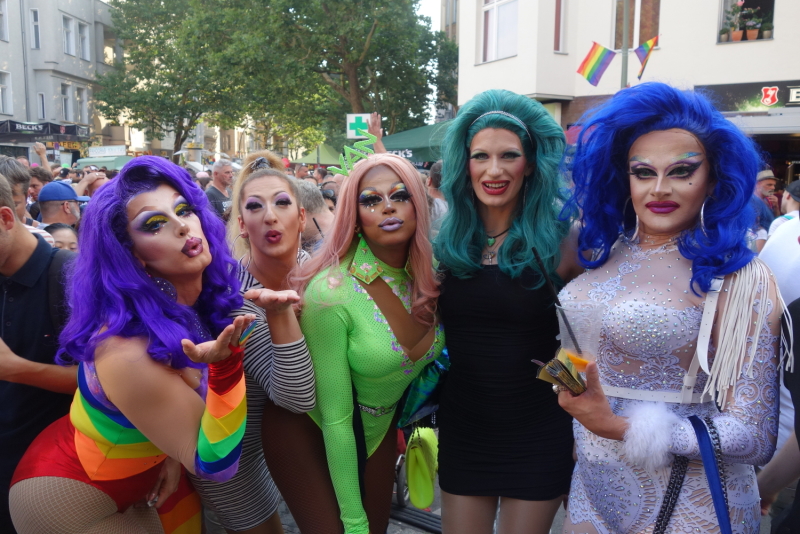 Fünf Drags auf dem Lesbisch-schwulen Stadtfest 