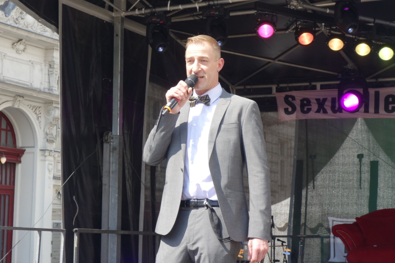 Michi MC moderiert auf der Hauptbühne des Lesbisch-schwulen Stadtfestes