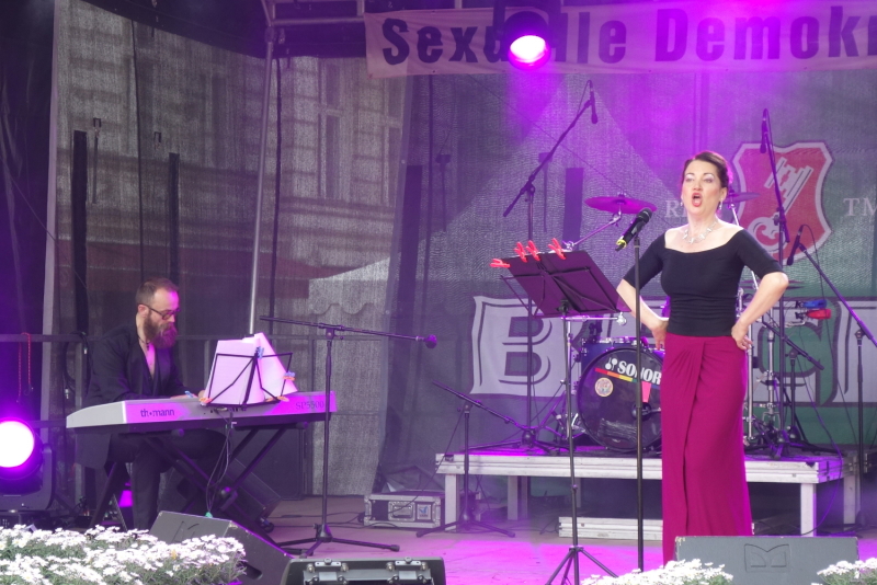 DeFendel auf der Hauptbühne des Lesbisch-schwulen Stadtfestes