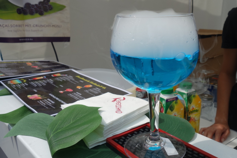 Blauer dampfener Cocktail