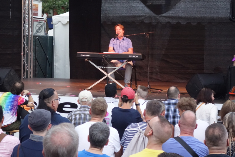 Rainer Bielfeldt auf der Bühne der Queeren Medien
