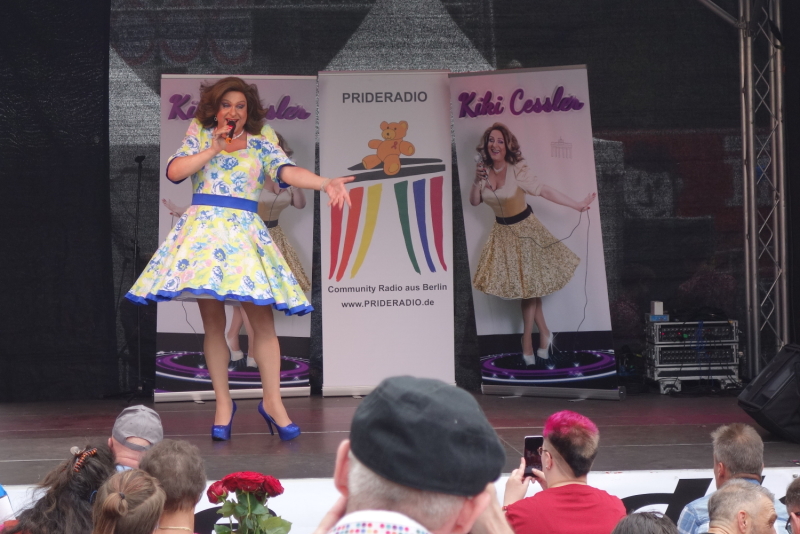 Kiki Cessler auf der Bühne der Queeren Medien