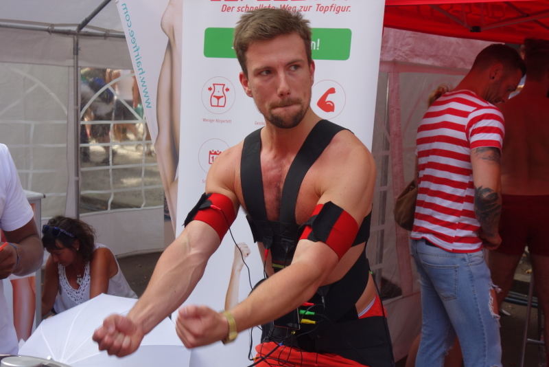 Muskeltraining auf dem Lesbisch-Schwulen Stadtfest