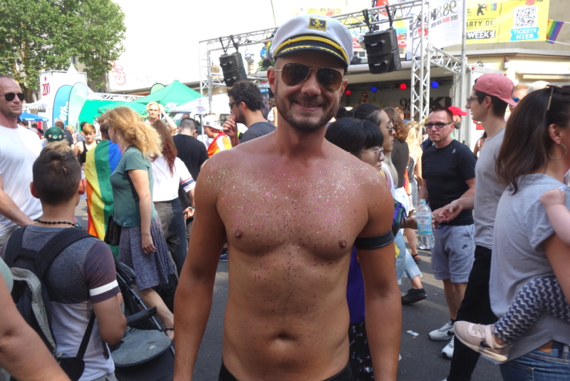 Besucher des Lesbisch-Schwulen Stadtfestes mit glitzernder Brust