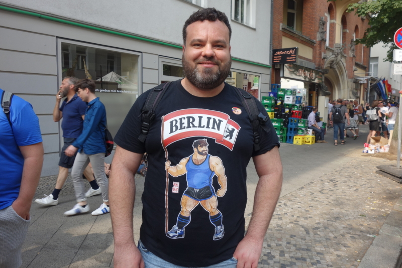 Besucher des Lesbisch-Schwulen Stadtfestes mit Berlin-Aufdruck auf dem T-Shirt 