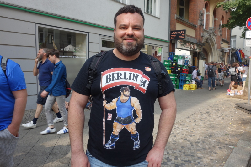 Besucher des Lesbisch-Schwulen Stadtfestes mit Berlin-Aufdruck auf dem T-Shirt