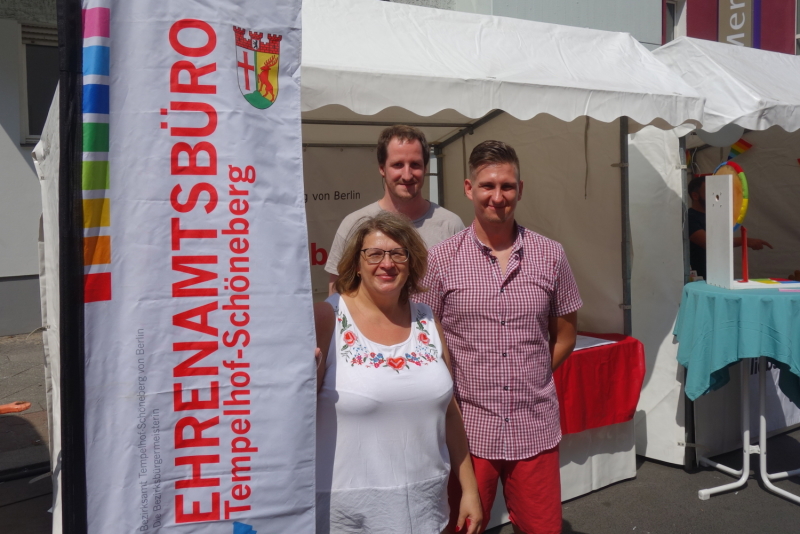 Die Mitarbeiter_innen des Ehrenamtsbüros auf dem Lesbisch-Schwulen Stadtfest