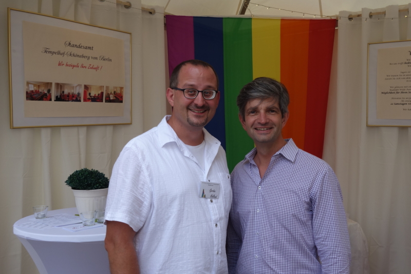 Bezirksstadtrat Oliver Schworck besucht das Standesamt auf dem Lesbisch-Schwulen Stadtfest