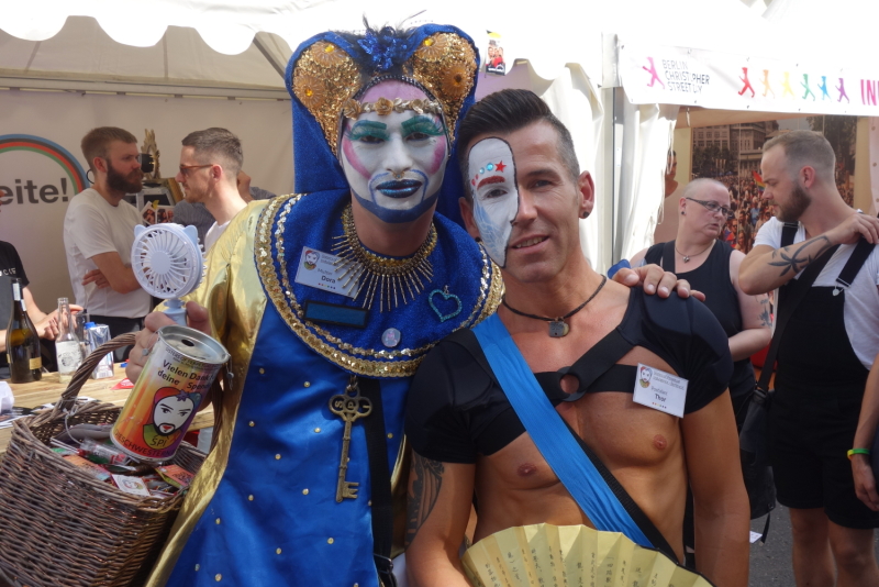 Mutter Dora und Postulant Thor auf dem Lesbisch-Schwulen Stadtfest
