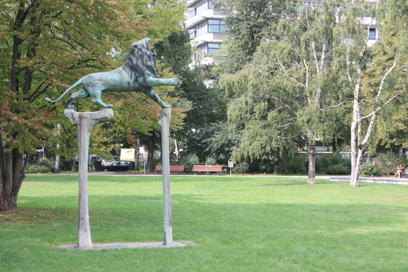 Löwenstatue am Bayerischen Platz als Wappentier von Bayern
