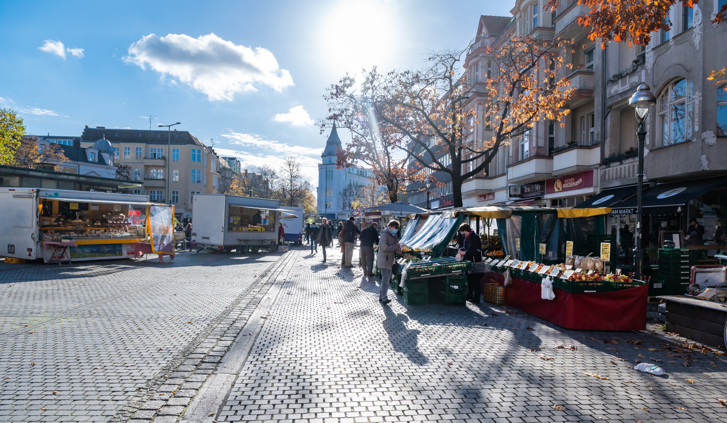 Marktstände auf einem Platz.